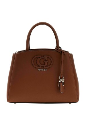 Braune Lederhandtasche mit doppelten Griffen, GUESS-Logo und angebrachtem Schlüsselanhänger mit silbernen Anhängern auf weißem Hintergrund.