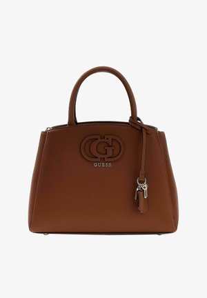 Braune Lederhandtasche mit doppelten Griffen, GUESS-Logo und angebrachtem Schlüsselanhänger mit silbernen Anhängern auf weißem Hintergrund.