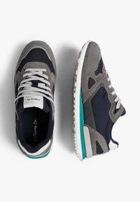 Zapatillas grises y marinas con materiales de ante y malla, que presentan cordones blancos, un acento turquesa y una suela de goma texturizada.