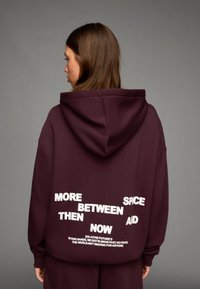 Bershka PRINTED - Hoodie - bordeaux