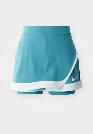 Türkisfarbene Sportrock mit integrierten Shorts. Verfügt über ein geschichtetes Design, weißen Saum und ein kleines Nike-Logo auf der Vorderseite.
