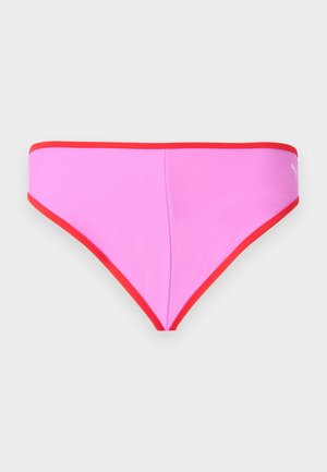 Rosa Bikinihose mit rotem Besatz an den Kanten und am Bund, mittig auf grauem Hintergrund.