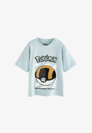 Lichtblauwe t-shirt met korte mouwen voorzien van een geborduurd zwart en geel Poké Ball-graphic, met de tekst "Pokémon" en "Gotta Catch 'Em All!".