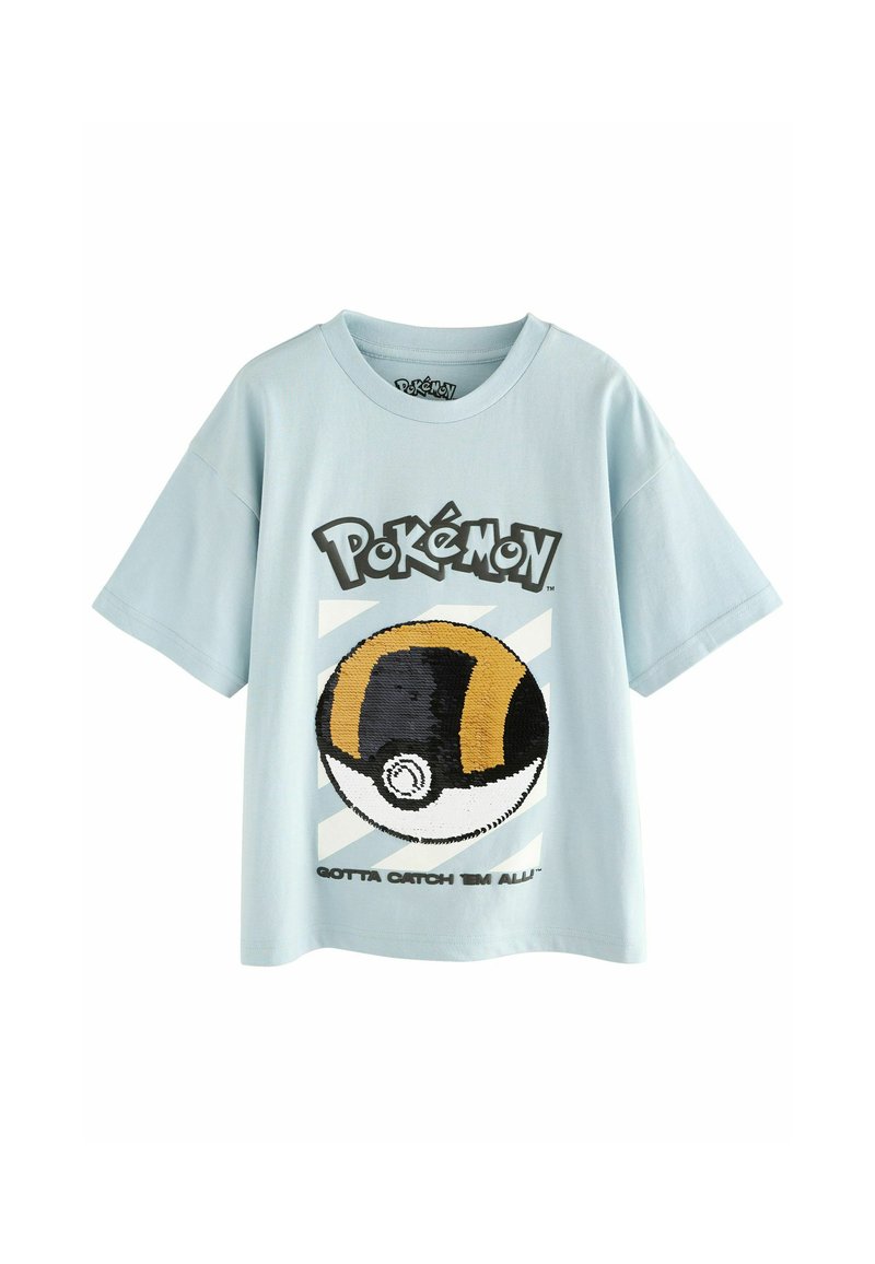 Ljusblå t-shirt med kort ärm som har en broderad svart och gul Poké Ball-grafik, med texten "Pokémon" och "Gotta Catch 'Em All!"