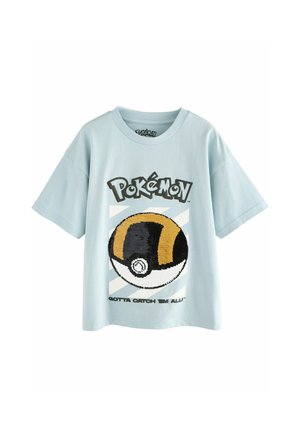 T-shirt azzurro chiaro a maniche corte con un motivo ricamato a forma di Poké Ball e il testo "Pokémon" e "Gotta Catch 'Em All!" in nero.