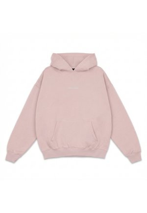 Světlounce růžová mikina s kapucí s přední kapsou ve stylu klokánky a decentním bílým textovým logem uprostřed na hrudi, položena na hladkém bílém pozadí.
