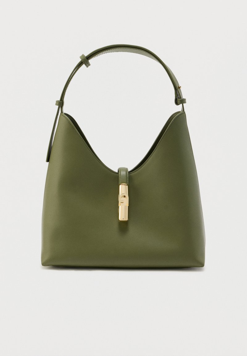 Τσάντα ώμου σε ελαιί πράσινο χρώμα από λείο υλικό, με κούμπωμα σε χρυσαφί απόχρωση και ρυθμιζόμενο λουράκι, με καμπυλωτό, δομημένο σχέδιο.