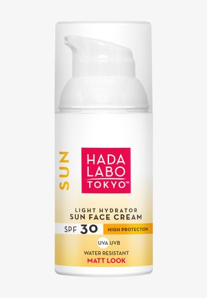 Flacon pompe blanc de crème visage Hada Labo Tokyo Sun avec SPF 30, haute protection, résistant à l'eau et aspect mat.