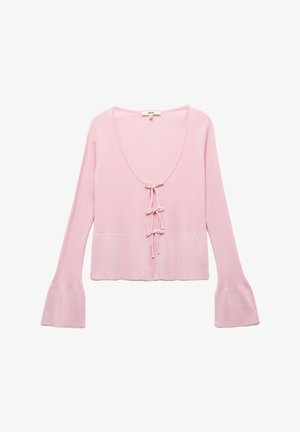 Haut en tricot rose à côtes avec un décolleté plongeant, présentant un détail à nouer à l'avant et des manches évasées. Texture douce, design court.