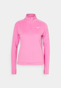 Růžový Nike pulovr s dlouhým rukávem a čtvrťovým zipem u límce. Hladká textura látky, přiléhavý střih, s bílým logem na levé straně hrudi.
