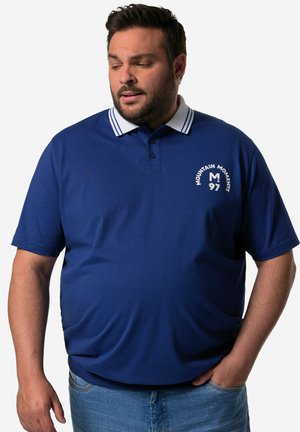 Marineblå polo med hvidstribet krave, broderet logo på brystet, korte ærmer og en afslappet pasform.