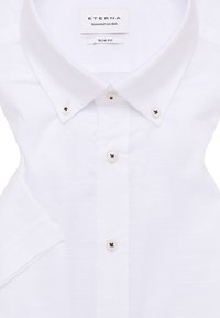 Witte, slim-fit shirt met een klassieke kraag. Voorzien van knoopsluiting met contrasterende donkere knopen en een gladde, gestructureerde stof.