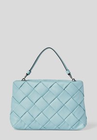 Prošívaná světle modrá kabelka z umělé kůže se strukturovaným tvarem, s jedním ramenním popruhem a stříbrnými kovovými doplňky.