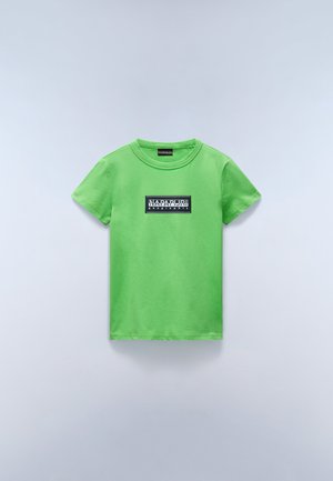 Hellgrünes kurzärmeliges T-Shirt mit einem schwarzen rechteckigen Logo mit der Aufschrift "Napapijri geographic" in der Mitte auf der Brust.