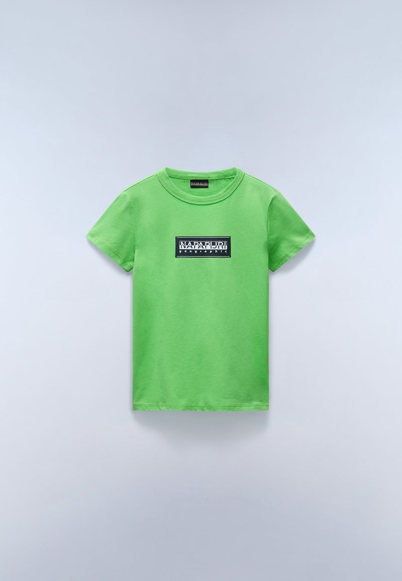 T-shirt vert vif à manches courtes avec un logo rectangulaire noir indiquant "Napapijri geographic" centré sur la poitrine.