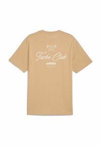 Beige bomulds t-shirt med rund halsudskæring, korte ærmer, og et hvidt grafisk print med "Turbo Club" og et vintage bil design på ryggen.