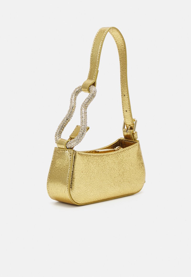 Goldfarbene metallische Handtasche mit strukturierter Oberfläche und funkelndem Kettenriemen. Kompakte, rechteckige Form mit Reißverschluss.