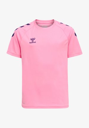Rosa Sportshirt mit kurzen Ärmeln und rundem Ausschnitt, ausgestattet mit einem marineblauen Logo und Schulterakzenten aus einem leichten, glatten Stoff.