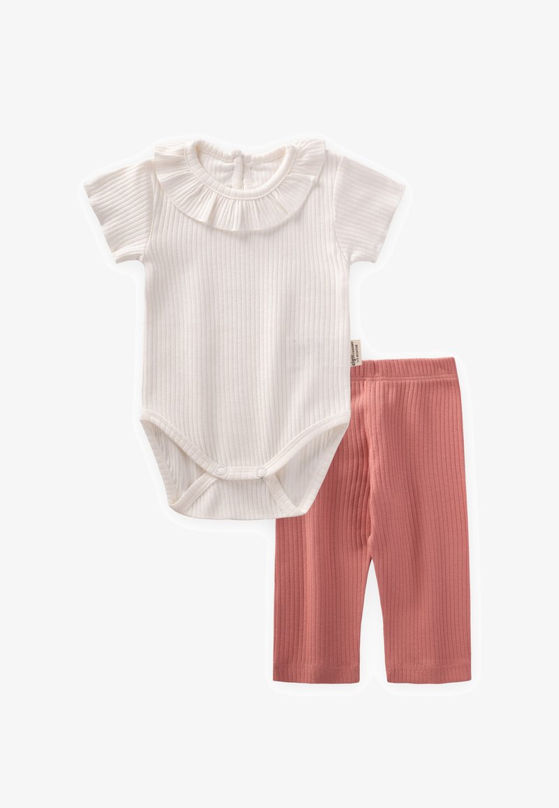 Witte geribbelde bodysuit met ruches op de kraag en drukknoopsluiting, gecombineerd met roze geribbelde broek met een elastische tailleband.