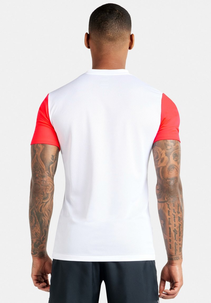 Kurzarmloses Sportshirt mit einem weißen Körper und roten Ärmeln, aus atmungsaktivem Stoff mit glatter Textur und figurbetontem Design.