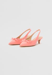 Růžové patentní kožené slingback boty s špičatou špičkou a malou mašlí na přední straně. Nízký, pevný podpatek pro oporu.