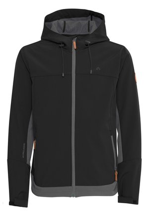Crna jakna od softshell materijala sivo obloženim unutrašnjim dijelom, podesivom kapuljačom, zip-pokretima i smešnim kožnim detaljima. Ima glatku teksturu i kroj koji se dobro uklapa.