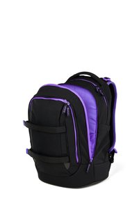 Schwarzer und lila Rucksack mit mehreren Fächern, gepolsterter Rückseite und verstellbaren Schulterriemen. Verfügt über Reißverschlüsse und Stoffakzente.
