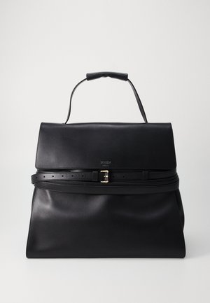 Bolso de mano de cuero negro con un diseño estructurado, que cuenta con un asa superior, una correa con cinturón con herrajes dorados y una textura suave.