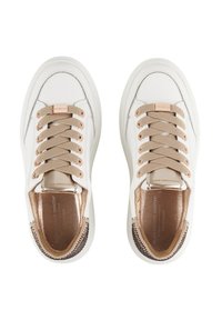 Sneaker bianche in pelle con lacci beige, etichette sulla linguetta in oro rosa metallico, interno oro rosa e borchie nere sui talloni.