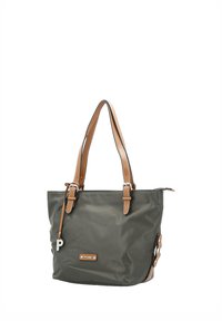 Sac cabas gris foncé avec poignées et garniture en cuir marron, accents de boucles argentées, et petit pendentif suspendu avec la lettre P.
