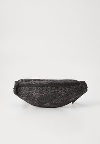 Schwarze Gürteltasche mit strukturiertem Muster, ausgestattet mit einem Reißverschluss und einem auffälligen schwarzen Nike-Logo auf der Vorderseite. Strapazierfähiges Material.