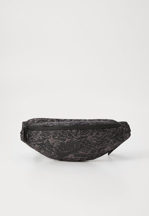 Musta vyölaukku, jossa on tekstuuripintainen kuvio, varustettuna vetoketjulla ja näkyvällä mustalla Nike-logolla edessä. Kestävä materiaali.