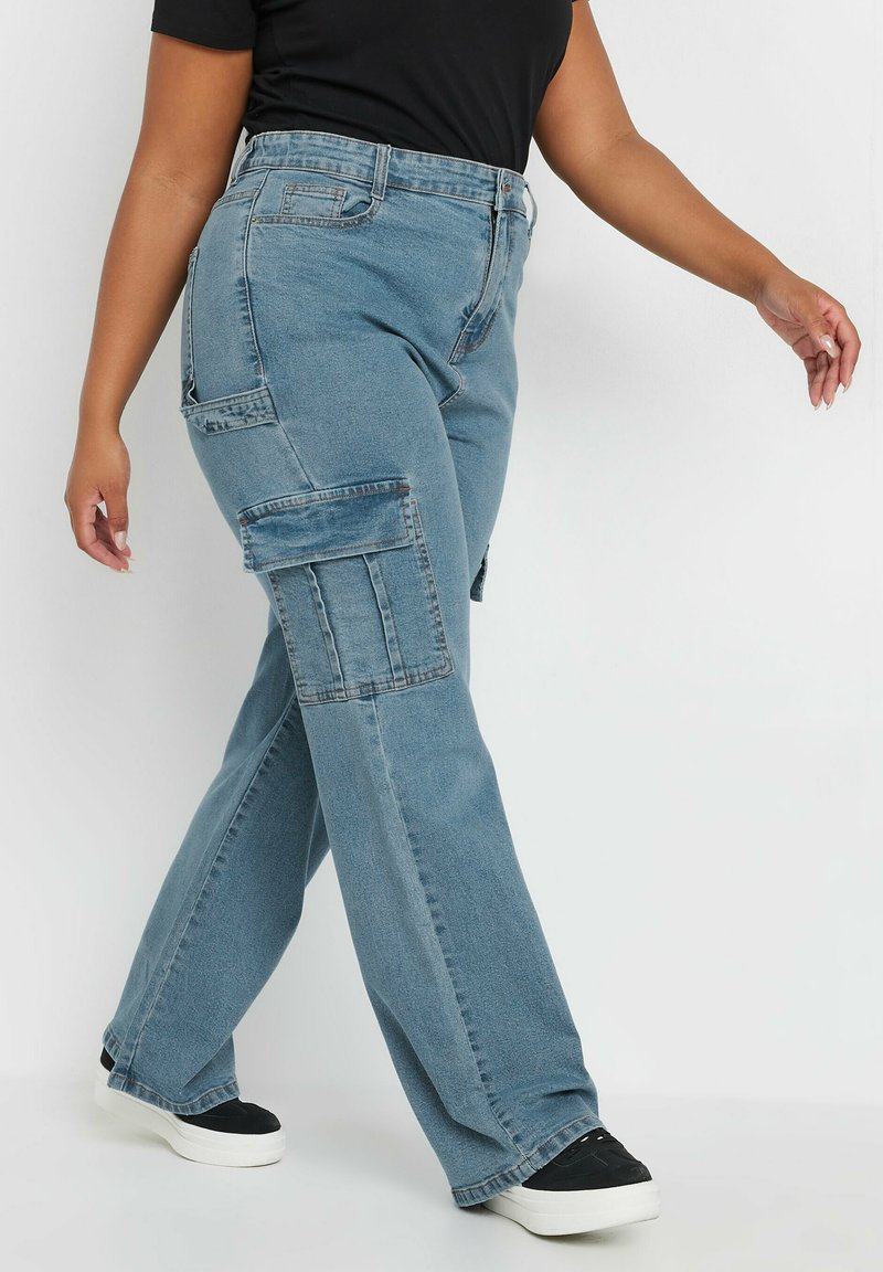 Los pantalones cargo azul claro presentan un corte relajado, múltiples bolsillos y un diseño de pierna recta, hechos de denim con un acabado texturizado.