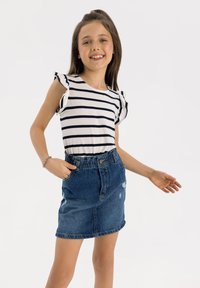 T-shirt rayé blanc et marine avec des manches volantées, associé à une jupe en denim bleu au design usé et à taille élastique.