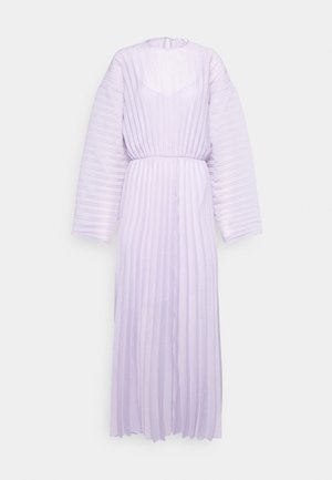 Longue robe plissée lavande avec manches longues larges, taille cintrée et encolure ronde sur fond blanc uni.