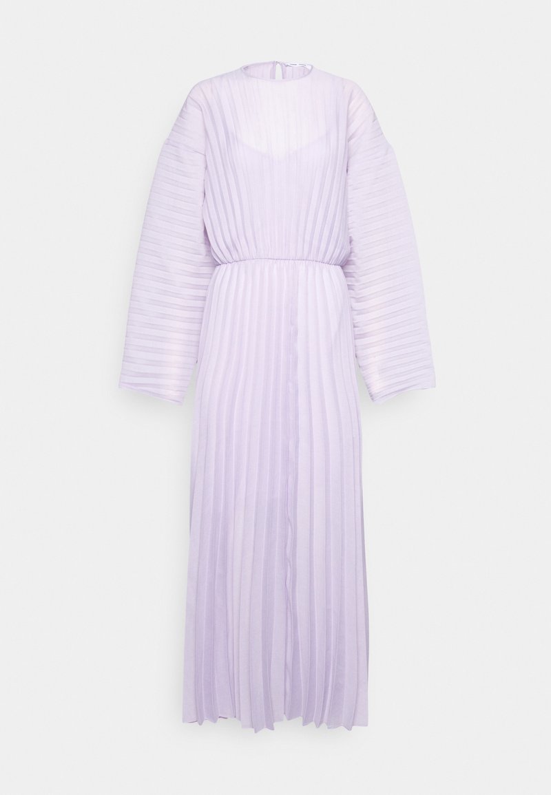 Longue robe plissée lavande avec manches longues larges, taille cintrée et encolure ronde sur fond blanc uni.