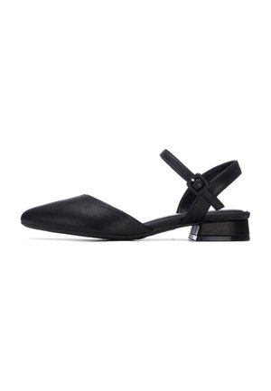 Zapatos slingback de cuero negro con punta puntiaguda y tacón bajo de bloque. Cuenta con una correa delgada ajustable para un ajuste seguro. Textura suave.