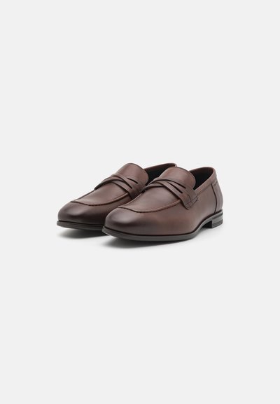 Stuart Weitzman SIMON CRISSCROSS LOAFER - Čevlji brez vezalk - brown