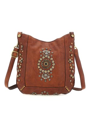 Borsa a tracolla in pelle marrone con decorazioni floreali, dettagli metallici e forma arrotondata. Cinturino regolabile e particolari borchiati.