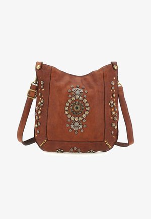Borsa a tracolla in pelle marrone con decorazioni floreali, dettagli metallici e forma arrotondata. Cinturino regolabile e particolari borchiati.