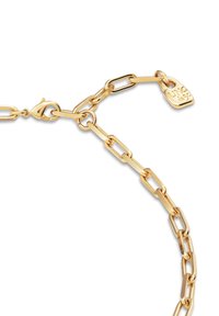 Pulsera de cadena en tono dorado con eslabones alargados, cierre de langosta y una etiqueta marcada con "UNO de 50", destacando su acabado texturizado.