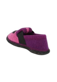 Vilt slipper in tinten van roze en paars met een zwarte elastische band, ronde vorm en donkere rubberen zool.