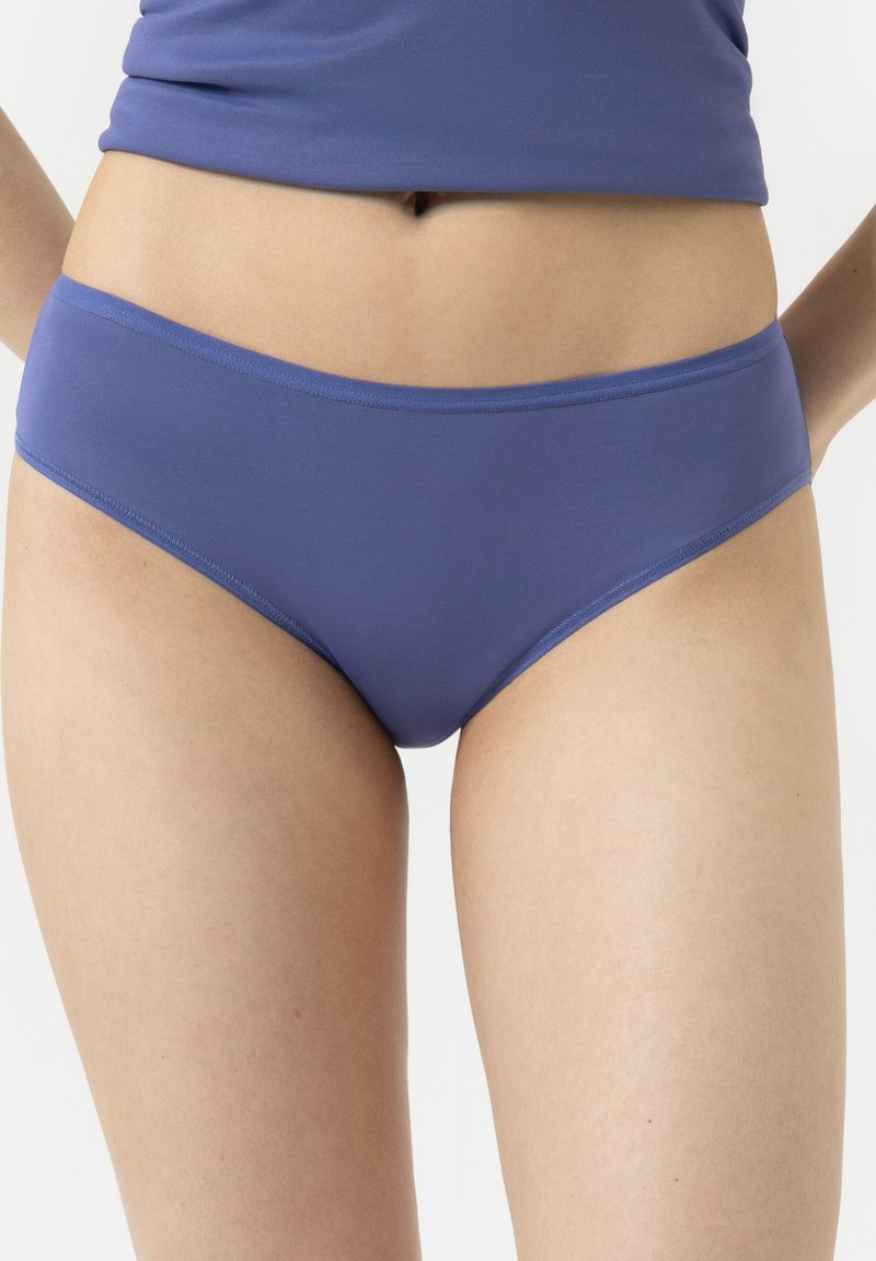 Světlé fialové bavlněné spodní prádlo s hladkou texturou, nízkým pasem a úzkým páskem, s minimálním šitím a bez viditelných vzorů.
