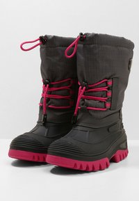 Bottes d'hiver noires et grises avec un dessus en tissu à carreaux, lacets roses et semelles en caoutchouc. Présente une finition texturée et un haut ajustable.