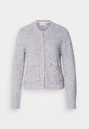 Svetlomodrý pletený kardigán s okrúhlym výstrihom, ktorý má zlaté gombíky a predné vrecká. Textúrovaná tkanina mu dáva útulný vzhľad.