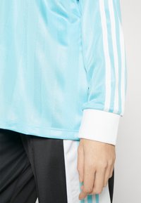 adidas Originals WWC SOCCER - Blusa - light aqua