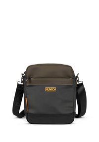 Bolsa de hombro de tela gris con una parte superior marrón lisa, logo naranja, correa ajustable y bolsillos con cremallera. Forma rectangular con un diseño limpio.