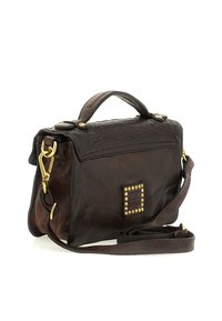 Borsa a mano in pelle marrone con un design strutturato, hardware dorato, manico superiore, tracolla staccabile e un dettaglio con borchie sul davanti.