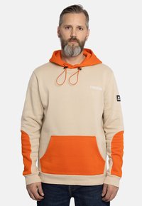 Sudadera con capucha de tela beige con acentos naranjas en la capucha, los bolsillos y las mangas. Presenta cordones y un logo en el pecho.