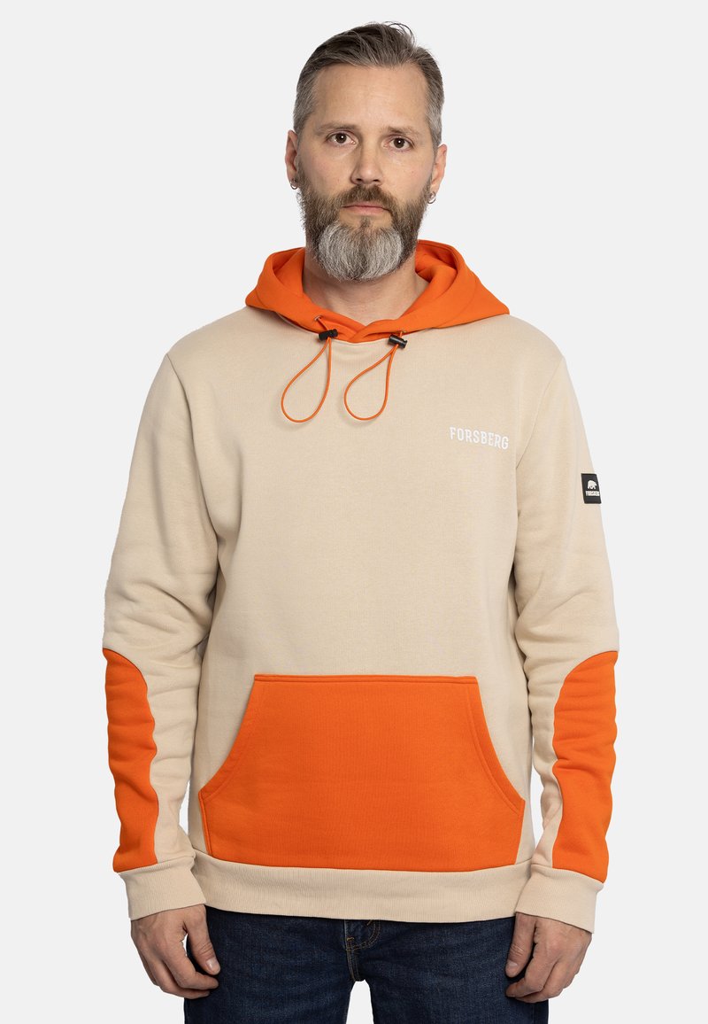 Felpa con cappuccio realizzata in tessuto beige con accenti arancioni sul cappuccio, tasche e maniche. Presenta spallacci e un logo sul petto.